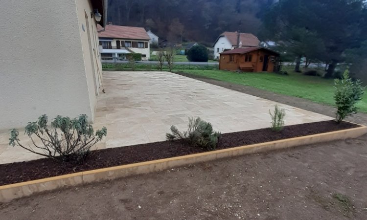 Création de terrasse en dalles de travertin vers Luxeuil-Les-Bains